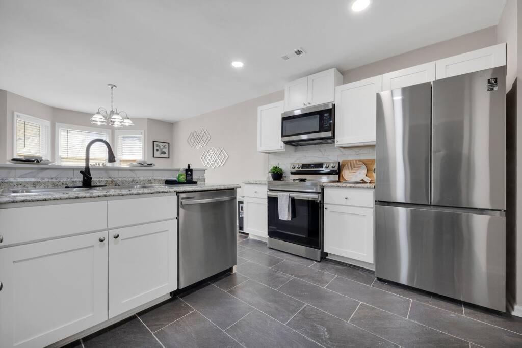 Plush Two Bedroom Retreat. A Home Away From Home! Riverdale Exteriör bild